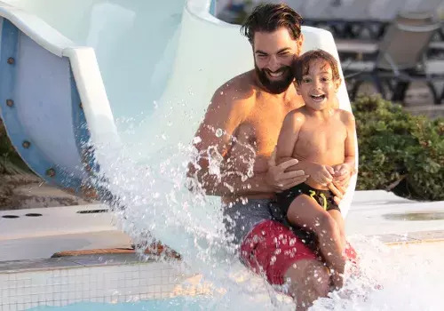Glissade du toboggan de la piscine du camping Marisol