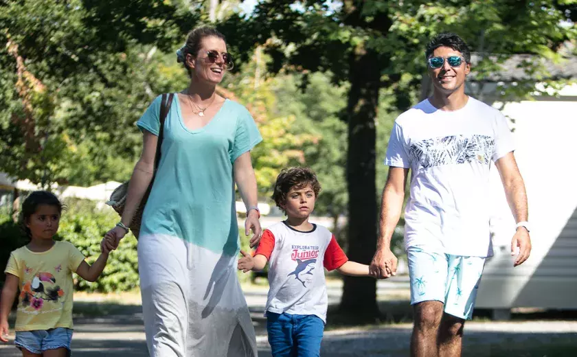 Famille au camping Les Oyats